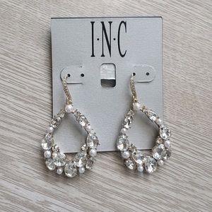 NWT Teardrop Dangle Pearl and Diamond like Earrings